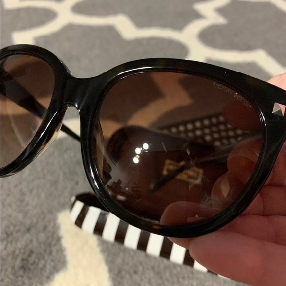 Henri Bendel Sunglasses - Picture 4 of 5